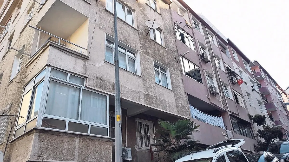 Ağır hasarlı binada ölümü bekliyorlar