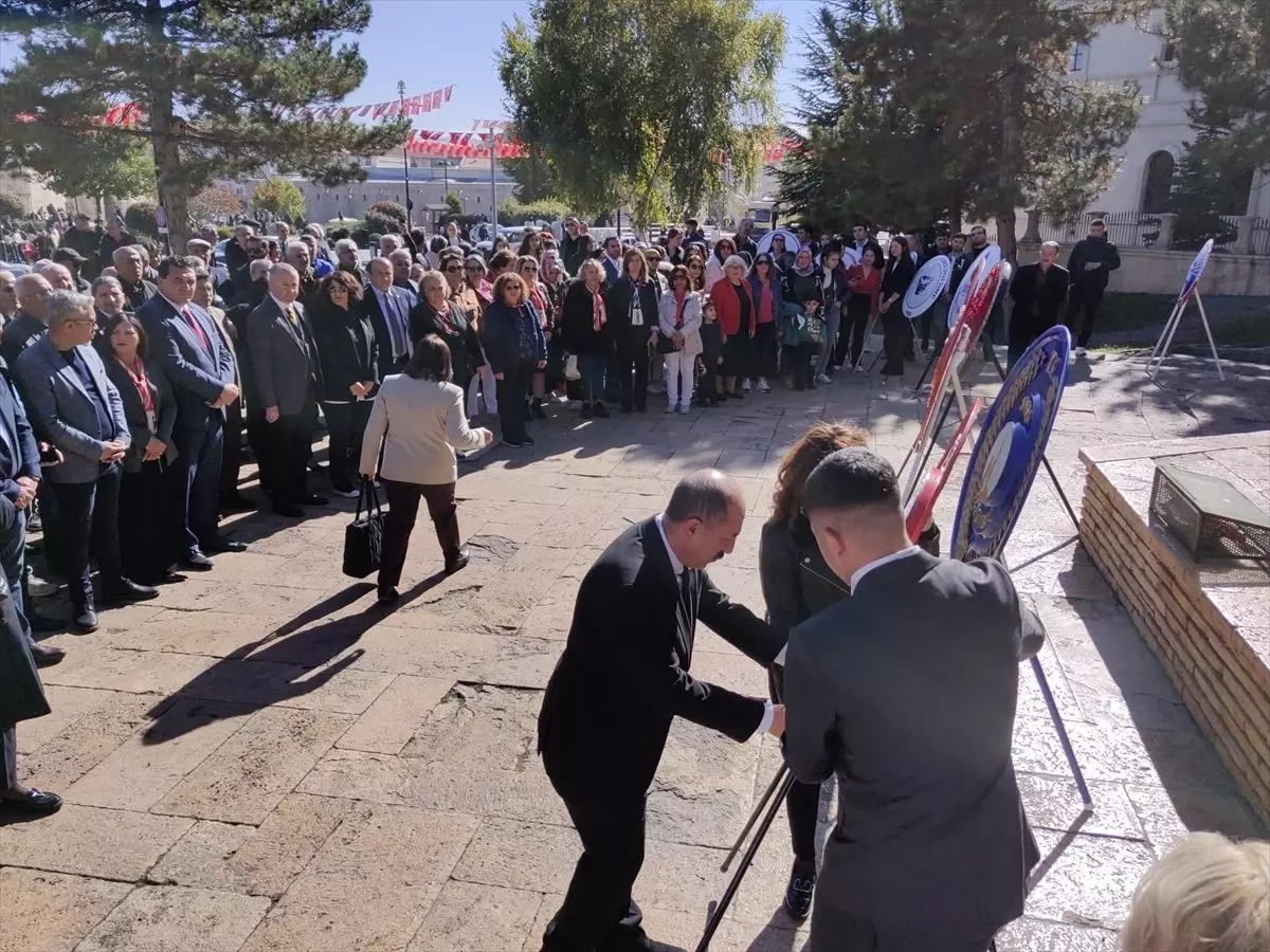 Sivas’ta CHP İl Teşkilatı Atatürk Anıtı’na çelenk sundu