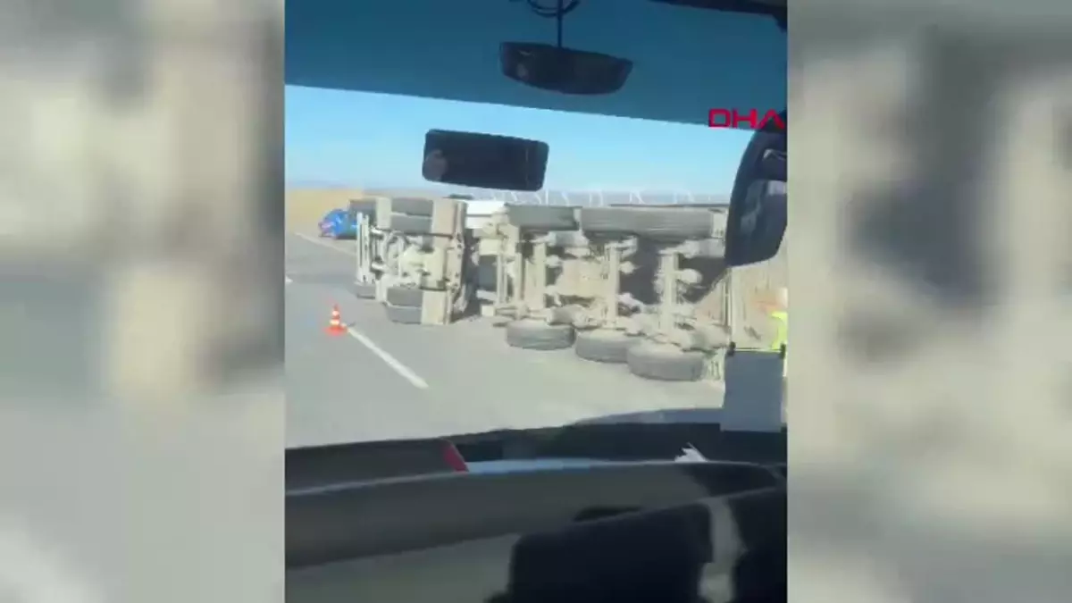 Siirt’te Hafriyat Yüklü Kamyon Devrildi, Sürücü Yaralandı