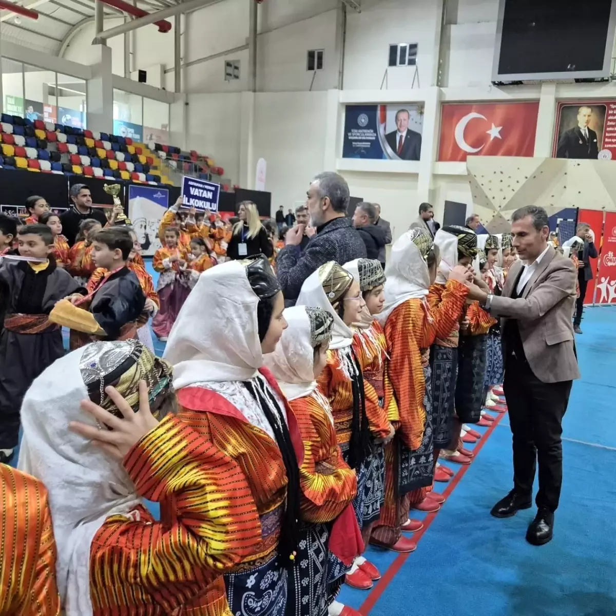 Besni Ortaokulu Halk Oyunları’nda İl Birincisi