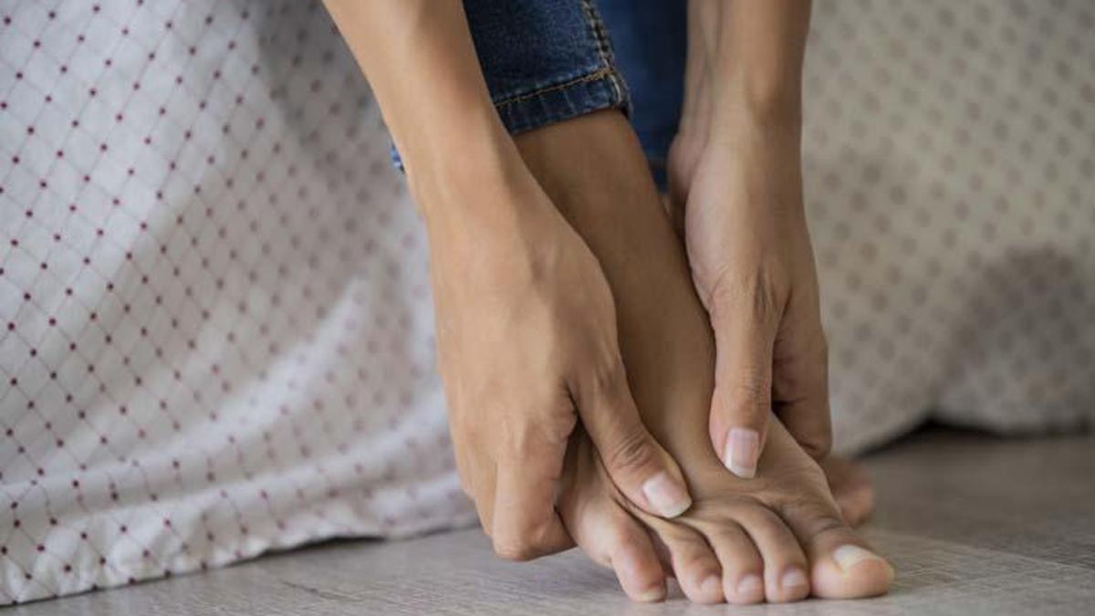 Sinsi bir sağlık düşmanı! Uykudan uyandıran ayak ağrısına dikkat! Sebebi…