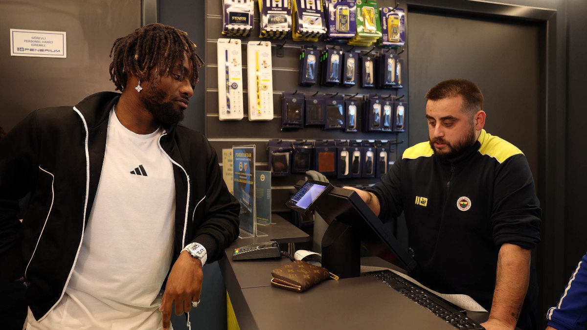 Allan Saint-Maximin’den taraftarlara jest