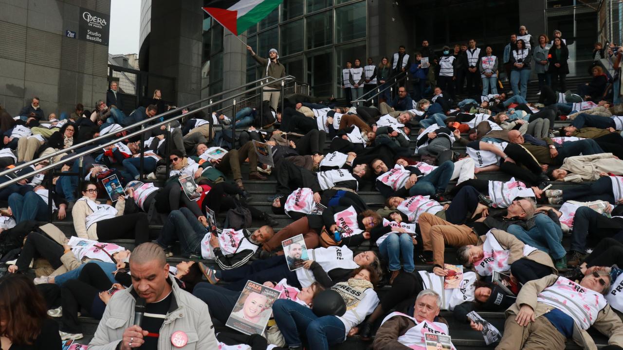Fransız gazeteciler, Paris’te Gazzeli meslektaşlarına destek amacıyla gösteri düzenledi